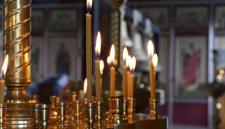 Вярващите се молят за изцеление на болни деца и закрила на военните Вярващите се молят за изцеление на болни деца и закрила на военните