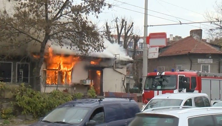 Късо съединение остави семейство без дом, съсед пострада при гасенето Късо съединение остави семейство без дом, съсед пострада при гасенето