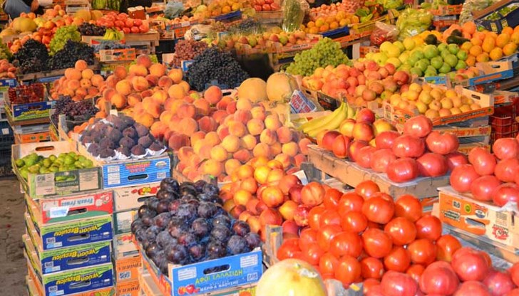 Комисията провери цените на 10 основни хранителни продукта към три ключови дати Комисията провери цените на 10 основни хранителни продукта към три ключови дати
