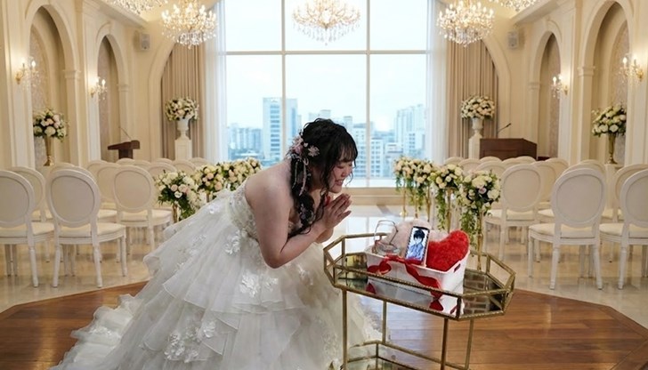 Церемонията не е юридически призната, но булката носи AR очила, за да вижда съпруга си Церемонията не е юридически призната, но булката носи AR очила, за да вижда съпруга си