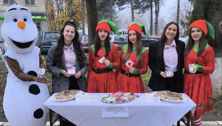 Гимназисти от Русе изненадаха гостите на първия фестивал с кулинарни шедьоври и коледни сладки