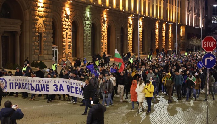 Кирил Петков и Николай Денков са на площада, искат изтегляне на финансовата рамка