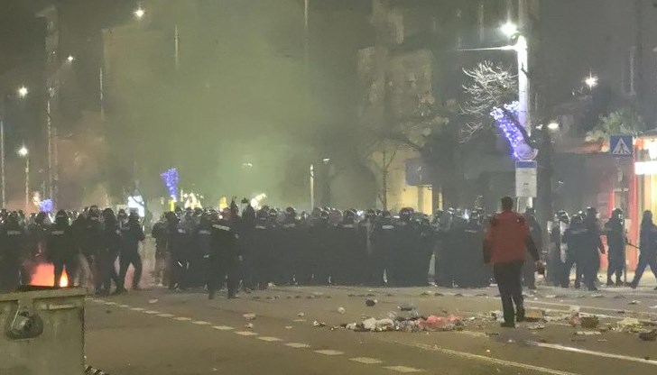 Прокуратурата поиска постоянен арест за петима от задържаните след погрома в София, 19-годишният Божидар Бобоков е с по-лека мярка Прокуратурата поиска постоянен арест за петима от задържаните след погрома в София, 19-годишният Божидар Бобоков е с по-лека мярка