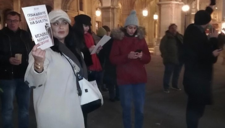 Около 100 души се събраха пред Операта с искания за реформи и прозрачност Около 100 души се събраха пред Операта с искания за реформи и прозрачност