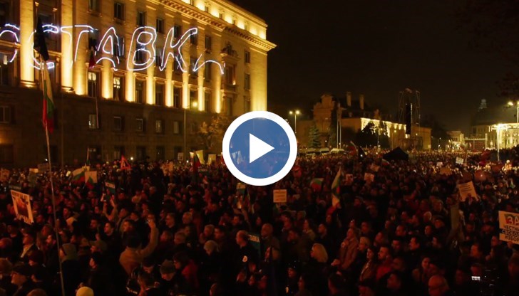 Хиляди блокираха "триъгълника на властта" с искания за оставки на Пеевски и Борисов