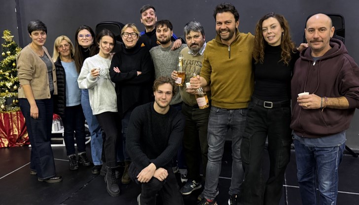 Режисьорът Ивайло Ненов поставя класическия фарс на Питър Шафър с премиера през март 2026 година Режисьорът Ивайло Ненов поставя класическия фарс на Питър Шафър с премиера през март 2026 година