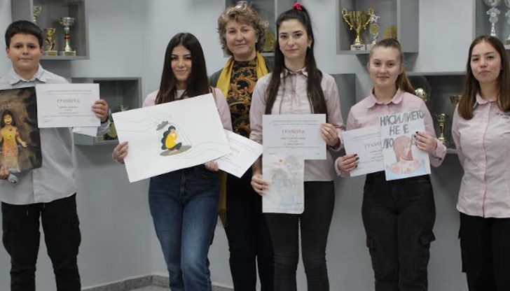 Изложба на рисунки показа съпричастността на учениците към жертвите на агресия