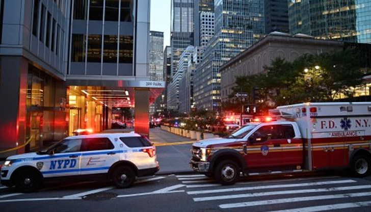 Гъст дим и падащи отломки затрудняват работата на над 140 пожарникари в Ню Йорк Гъст дим и падащи отломки затрудняват работата на над 140 пожарникари в Ню Йорк