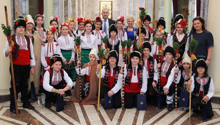 Петокласници от ОУ "Иван Вазов" нарекоха за здраве в президентската институция