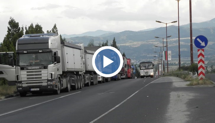 Ограничават движението на тежкотоварни автомобили в пиковите часове около Коледа