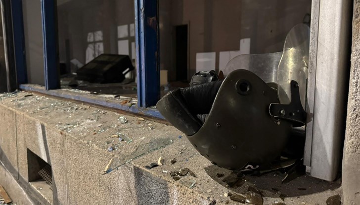 Пострадаха контейнери за смет, жълтите павета, трамвай на градския транспорт и 15 служебни автомобила Пострадаха контейнери за смет, жълтите павета, трамвай на градския транспорт и 15 служебни автомобила