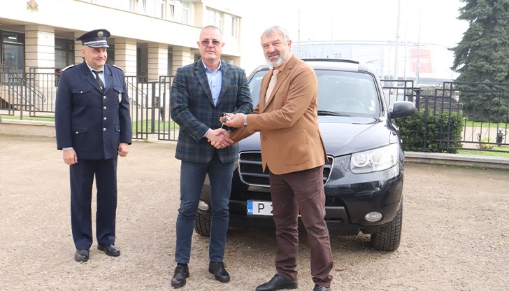 Драгомир Драганов връчи ключовете на "Hyundai Santa Fe" на старши комисар Николай Кожухаров Драгомир Драганов връчи ключовете на "Hyundai Santa Fe" на старши комисар Николай Кожухаров