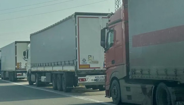 Движението на тежкотоварни автомобили през пункта е преустановено и те изчакват