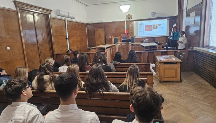 Съдия Антоанета Атанасова и експертът Деана Димова разговаряха с гимназистите и за защитата от домашно насилие