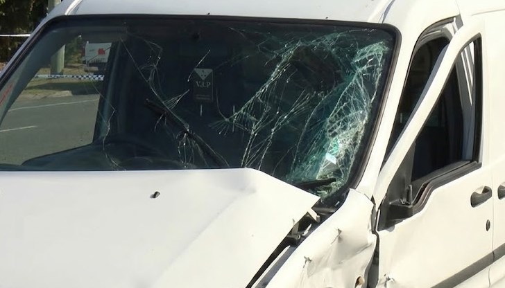 Бус е ударил кола поради неспазване на необходимата дистанция