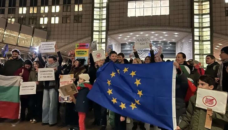 Протестът премина без речи и приключи бързо поради липса на разрешение от местните власти