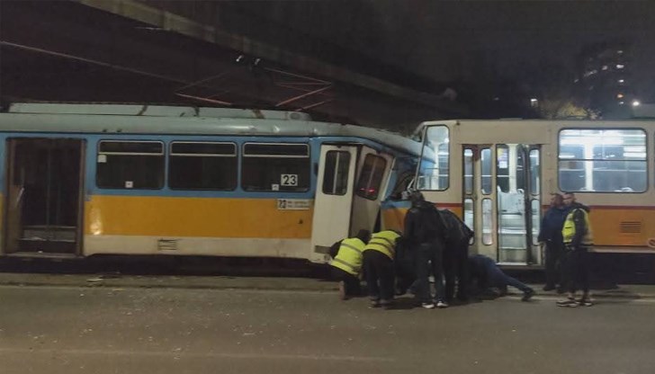 Смазана е кабината на едната мотриса след удар на бул. "Шипченски проход"