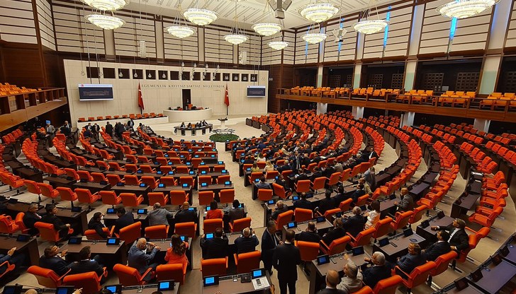 Единият заподозрян е в ареста, петима души от кухненския персонал са наказани след мащабно разследване Единият заподозрян е в ареста, петима души от кухненския персонал са наказани след мащабно разследване