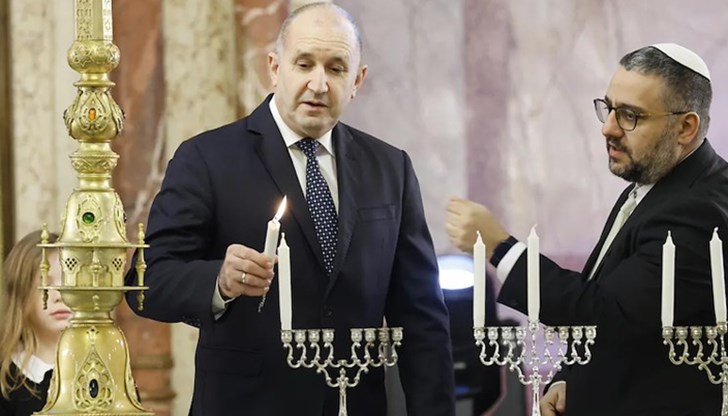 Президентът и еврейската общност почетоха с минута мълчание жертвите на стрелбата в Сидни Президентът и еврейската общност почетоха с минута мълчание жертвите на стрелбата в Сидни