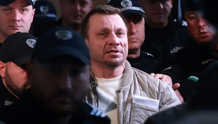 Обвиняемите остават зад решетките за принудително задържане на младеж и заплаха с оръжие Обвиняемите остават зад решетките за принудително задържане на младеж и заплаха с оръжие