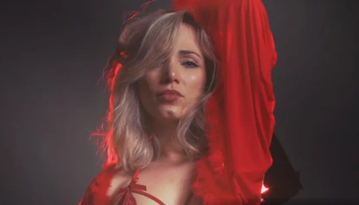 Теодора Кулева-Гууд ползва подаръка от дядо си в своето шоуто Теодора Кулева-Гууд ползва подаръка от дядо си в своето шоуто