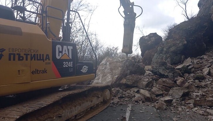 Движението през трасето ще бъде възстановено след пълно обезопасяване на скатовете Движението през трасето ще бъде възстановено след пълно обезопасяване на скатовете