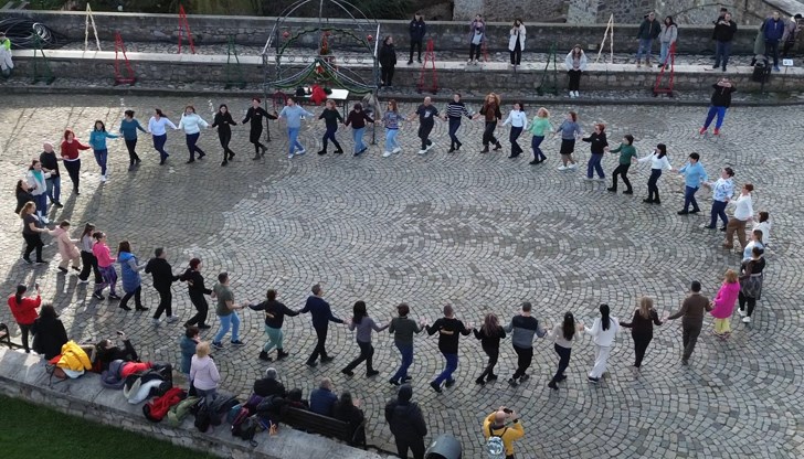 Клуб "Нашенци" съчета български и румънски ритми пред замъка на Корвин и в центъра на Сибиу Клуб "Нашенци" съчета български и румънски ритми пред замъка на Корвин и в центъра на Сибиу