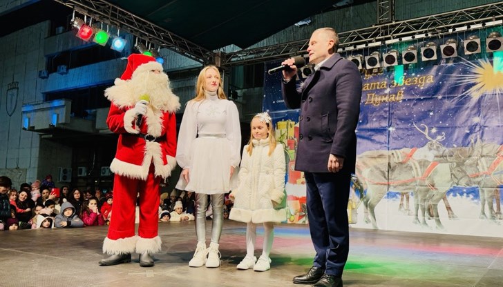 Стотици русенци посрещнаха Дядо Коледа с празничен концерт пред Общината