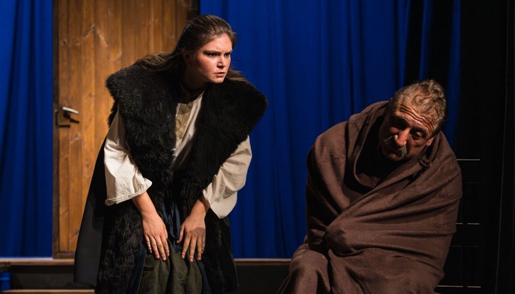 Младата актриса подготвя роля в премиерния спектакъл "Арабска нощ" през януари