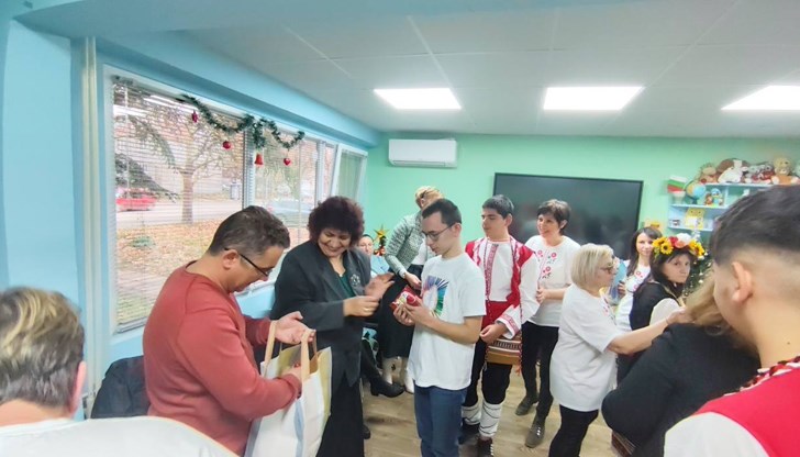 Д-р Росица Георгиева и експерти зарадваха децата с подаръци за празниците