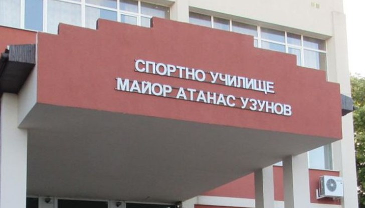 Докато Общината готви бляскава церемония за "Спортист на годината", базата в училищата се кърпи по спешност Докато Общината готви бляскава церемония за "Спортист на годината", базата в училищата се кърпи по спешност