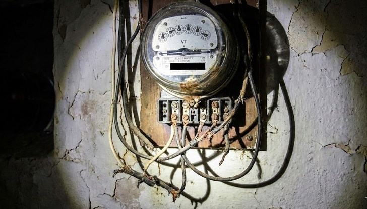 Пенсионер използвал уличното осветление за безплатен ток