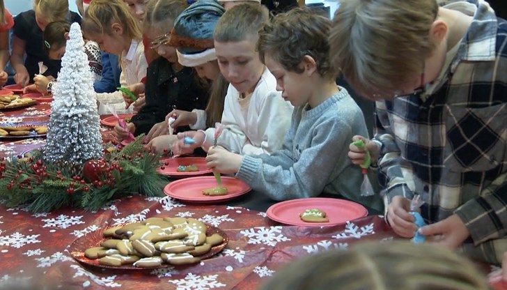 Възпитаниците на лицей "Украински интелект" подготвят коледни изненади за военните Възпитаниците на лицей "Украински интелект" подготвят коледни изненади за военните