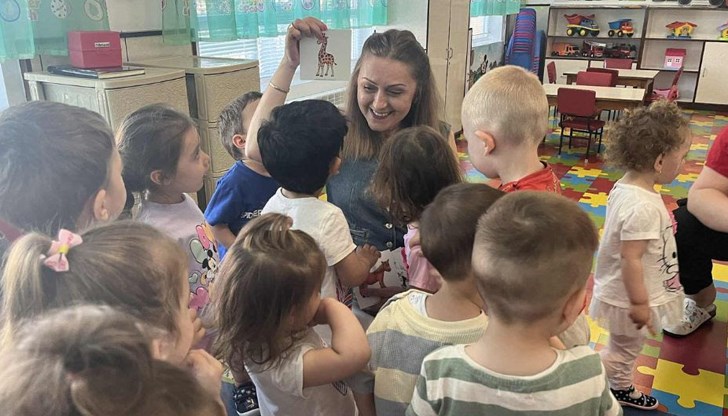 „Академия за родители“ и екипът по ранно детско развитие впечатлиха Института по публична администрация