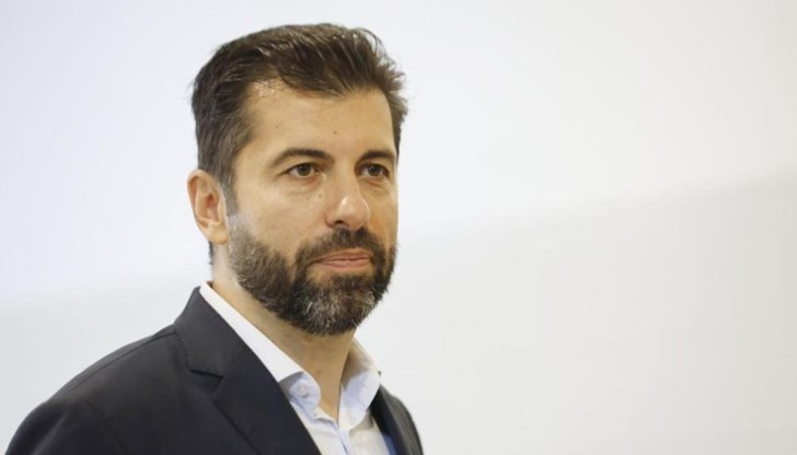 Българите вече никога повече няма да допуснат хора като Пеевски, Борисов и Слави да управляват България, заяви Петков Българите вече никога повече няма да допуснат хора като Пеевски, Борисов и Слави да управляват България, заяви Петков