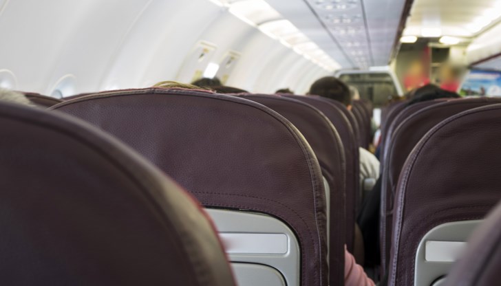 Микробиолог и лекар предупреждават за риск от пренасяне на "облак от микроби" чрез облеклото в самолета Микробиолог и лекар предупреждават за риск от пренасяне на "облак от микроби" чрез облеклото в самолета