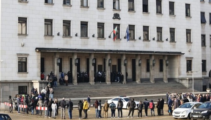 Централната банка отвори извънредно гишета в събота заради огромния интерес към комплектите Централната банка отвори извънредно гишета в събота заради огромния интерес към комплектите