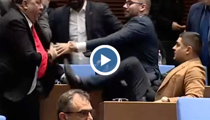 Физическият сблъсък между депутатите от МЕЧ и "ДПС-Ново начало" прекъсна заседанието