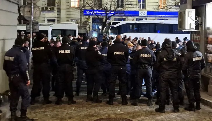 Ивайло Мирчев предупреди за водни оръдия, МВР отрича сценарий за насилие Ивайло Мирчев предупреди за водни оръдия, МВР отрича сценарий за насилие