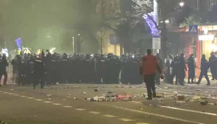 Проф. Антоанета Христова и доц. Милен Любенов очакват оставка на кабинета и нови предсрочни избори Проф. Антоанета Христова и доц. Милен Любенов очакват оставка на кабинета и нови предсрочни избори