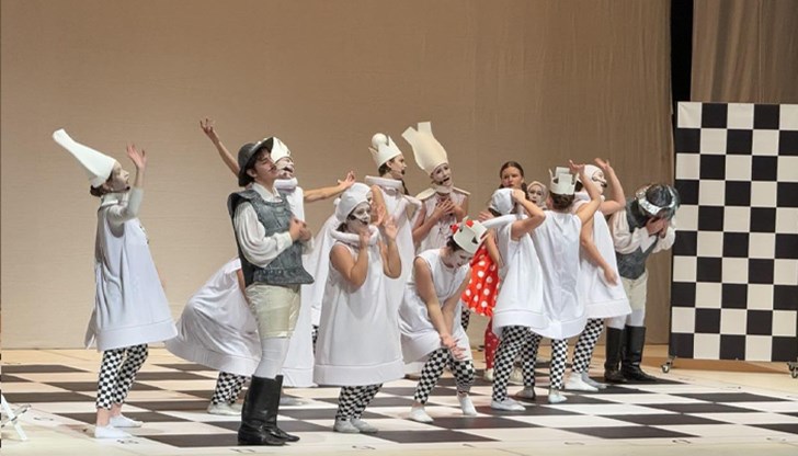 Над 30 млади таланти представиха мюзикъла "Алис в страната на сънищата" пред пълна зала