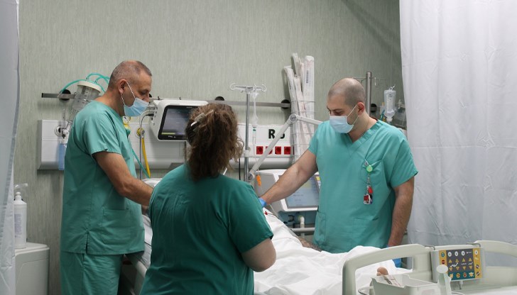 Пациентът е бил транспортиран по спешност от Ловеч, след като друго лечебно заведение отказало прием