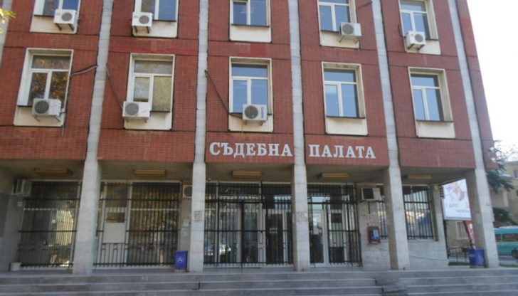 Заловиха чужденците с 8 нелегални пътници на пътя Русе - Плевен Заловиха чужденците с 8 нелегални пътници на пътя Русе - Плевен