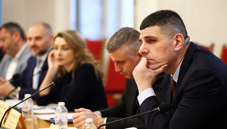 Депутати от опозицията атакуваха министър Жечо Станков заради масовите протести и газовите проекти Депутати от опозицията атакуваха министър Жечо Станков заради масовите протести и газовите проекти