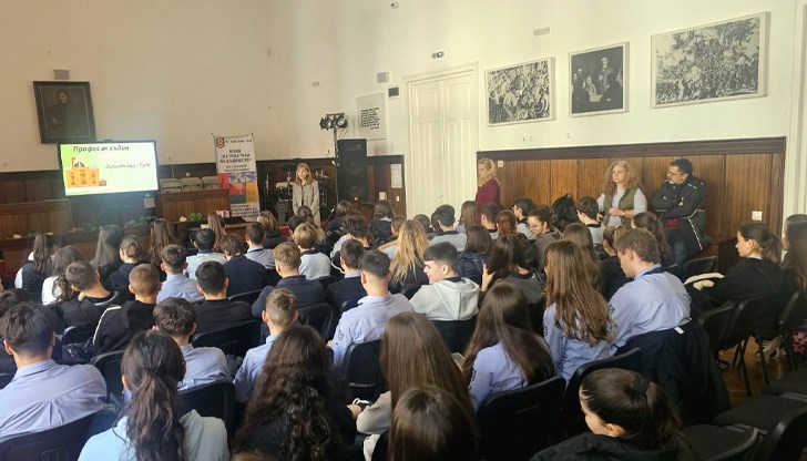 Възпитаниците на елитната гимназия облякоха тоги и се запознаха със структурата на съдебната власт