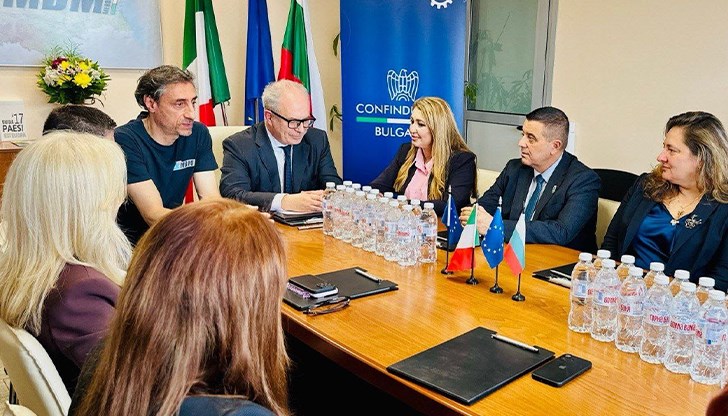 Заместник-кметовете и посланикът на Италия обсъдиха икономическото развитие в завода на "МБМ Металуърк" Заместник-кметовете и посланикът на Италия обсъдиха икономическото развитие в завода на "МБМ Металуърк"