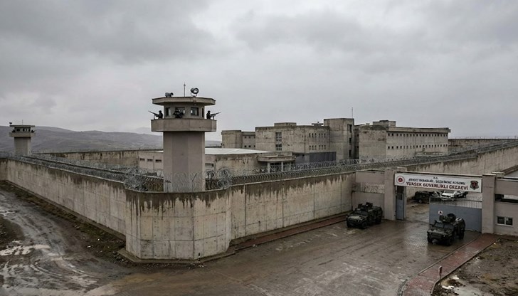 Властите планират спешен строеж на 22 нови затвора и мащабна амнистия за 55 000 души