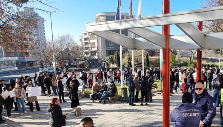 Общинският съвет прие увеличение на данък сгради с 20 процента въпреки опитите за блокада на сградата