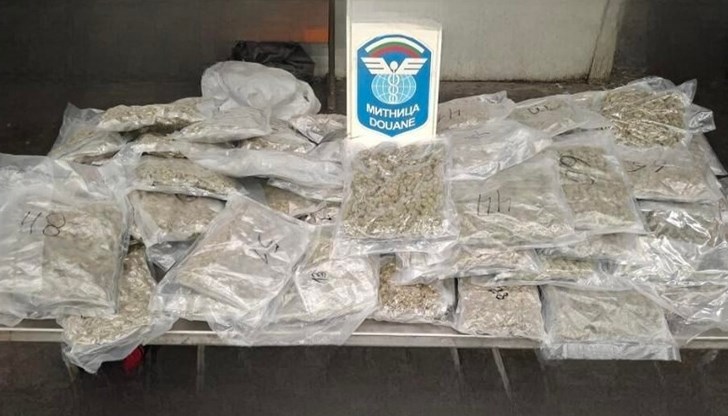 Дрогата е била скрита под седалките и в таблото на автомобил с българска регистрация