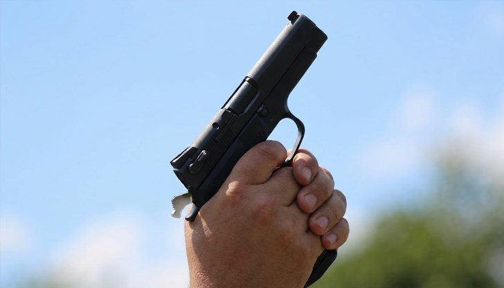 Новият закон наказва строго стрелбите във въздуха и прави незаконното притежание тежко престъпление Новият закон наказва строго стрелбите във въздуха и прави незаконното притежание тежко престъпление